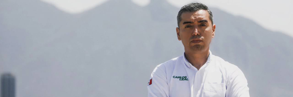 Carlos Leal frente al Cerro de la Silla