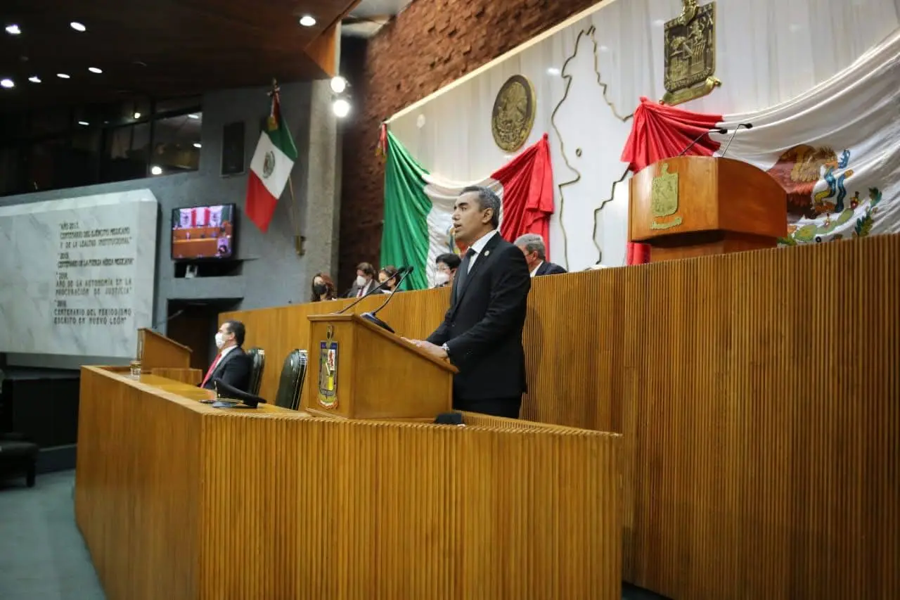 Carlos Leal en la tribuna del Congreso de Nuevo León